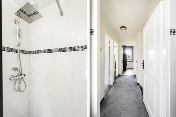 Foto - Te koop: Ruime 2-onder-1-kapwoning met dubbele garage, eigen oprit en fijne tuin